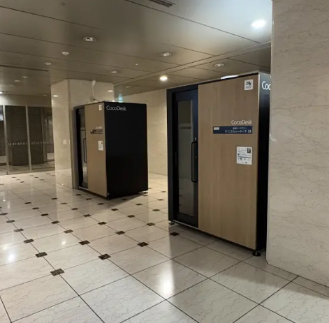 CocoDesk 新宿オークタワー 1Fエスカレーター下