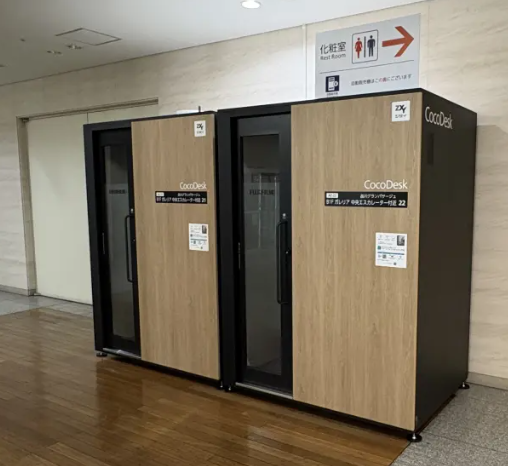 CocoDesk 品川グランパサージュ　B1Fガレリア 中央エスカレーター付近